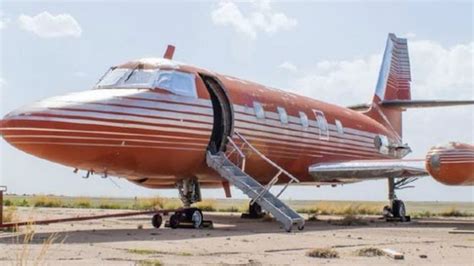 elvis flygplan|Elvis Presley : visite guidée de lintérieur de son Jet privé